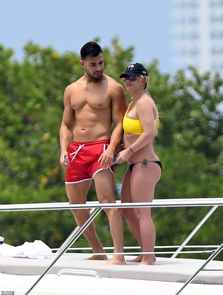 Sam Asghari & Pregnant Britney Spears Ride Jet Skis During Cabo Vacation
